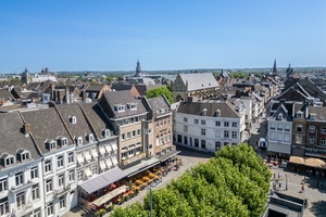 Gevel van Amrâth Hotel DuCasque in Maastricht met terras aan het Vrijthof.
