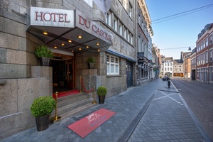 Entree van Amrâth Hotel DuCasque in Maastricht met markante luifel, houten deuren en groene klimplanten.