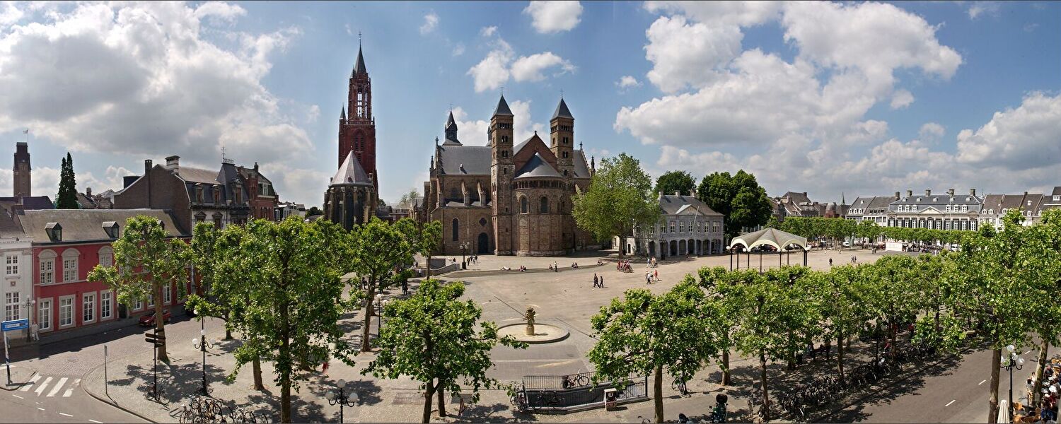 Vrijthof Maastricht mit historischen Gebäuden und Terrassen.