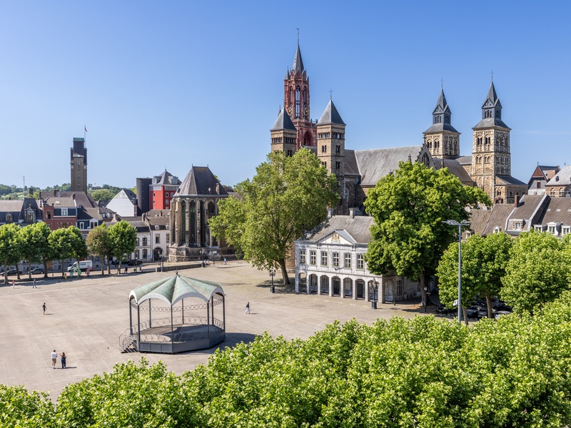 Vrijthof Maastricht met historische gebouwen en terrasjes.